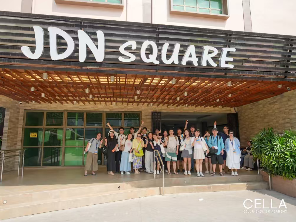 带有 CELLA 标识的学校交流合影