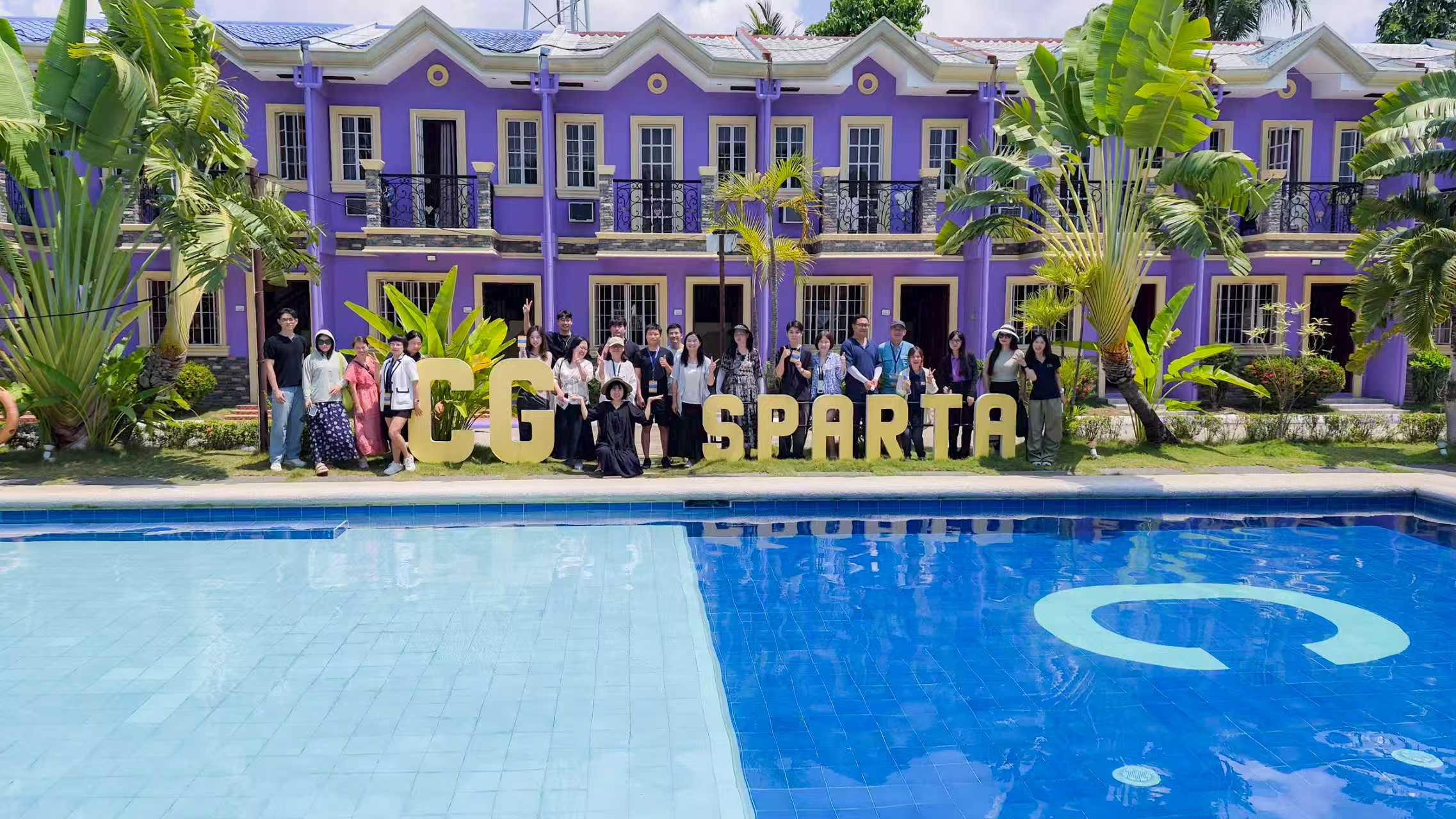 CG Sparta 校名装置前的校园走访合影