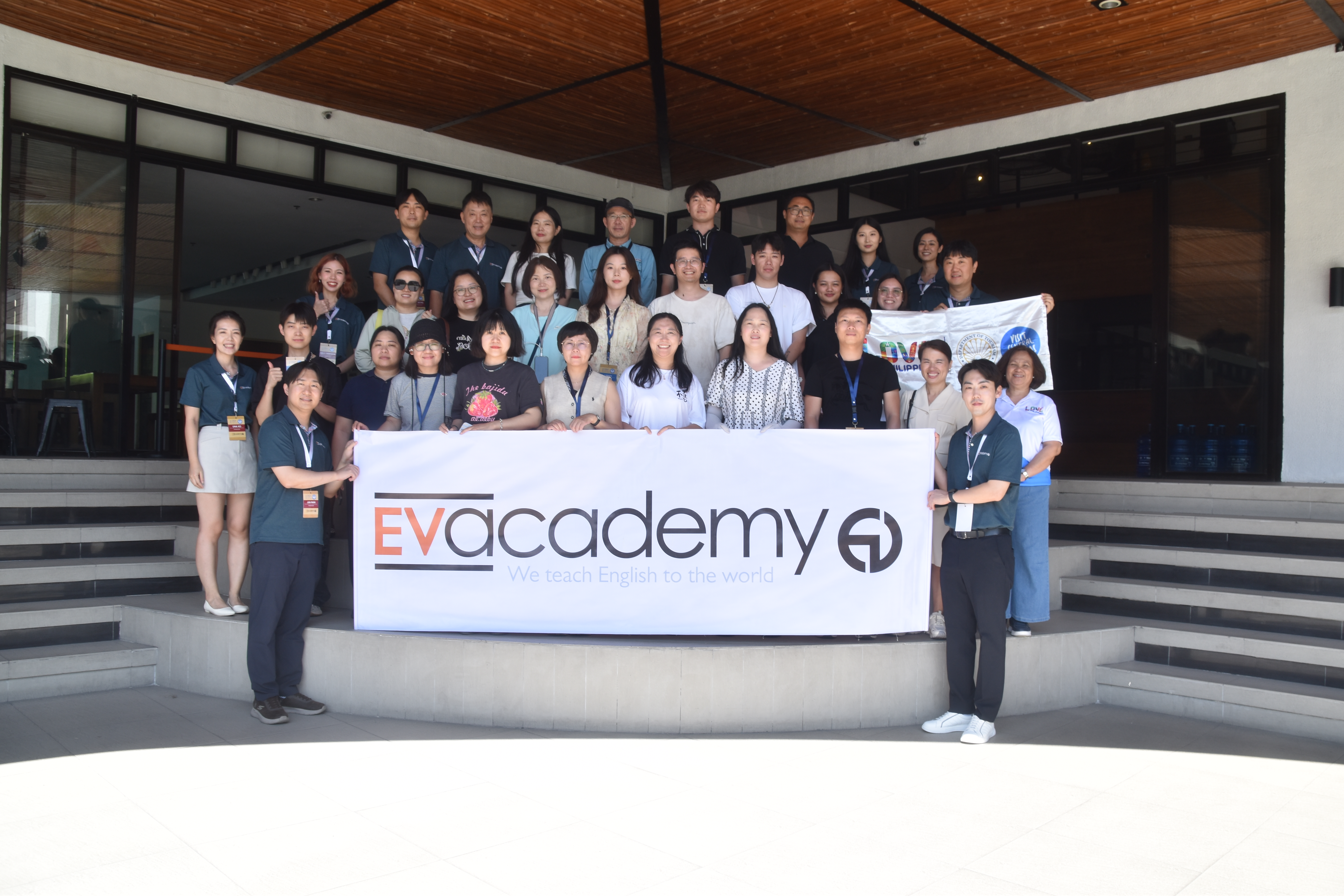 EV Academy 学校交流合影